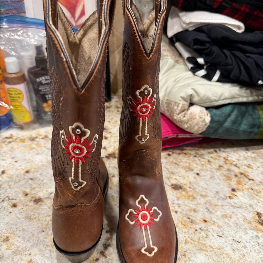 Red and Brown Heeled Boots with Decorative Crosses - Picture 2 of 4